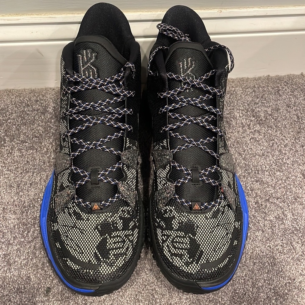 Nike Kyrie Vll Mens Basketball shoes new in box. Never worn.